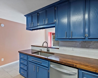 2920 Mirrormere Circle - Photo Thumbnail 17