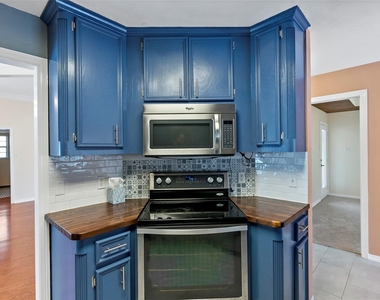 2920 Mirrormere Circle - Photo Thumbnail 16