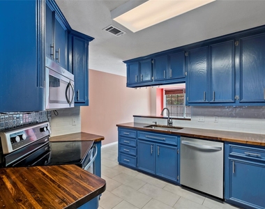 2920 Mirrormere Circle - Photo Thumbnail 15