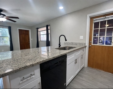 917 Freemont Street - Photo Thumbnail 5