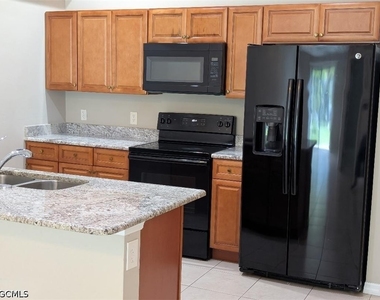 3706 Se 9th Place - Photo Thumbnail 2