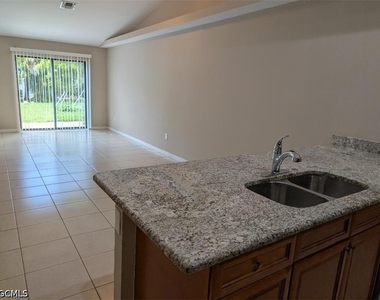 3706 Se 9th Place - Photo Thumbnail 1