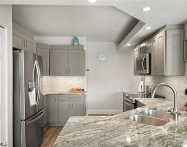 6855 Satinleaf Road S - Photo Thumbnail 9