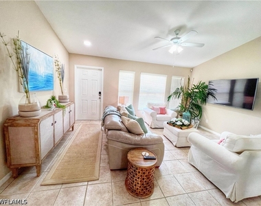 137 Se 17th Terrace - Photo Thumbnail 2