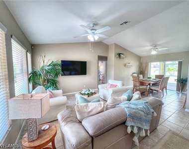 137 Se 17th Terrace - Photo Thumbnail 1