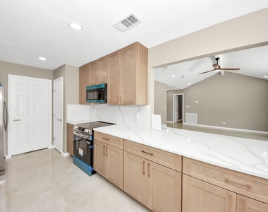 16114 Forest Bend Avenue - Photo Thumbnail 11
