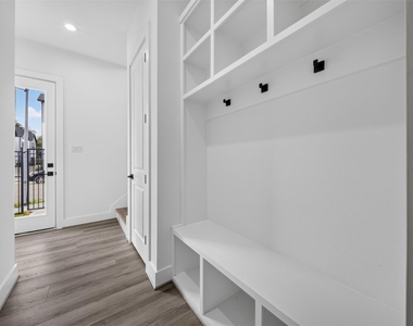 2421 Harrington Street - Photo Thumbnail 6