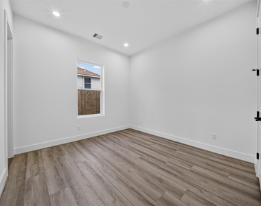 2421 Harrington Street - Photo Thumbnail 6