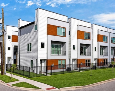 2421 Harrington Street - Photo Thumbnail 2