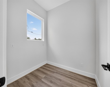 2421 Harrington Street - Photo Thumbnail 24
