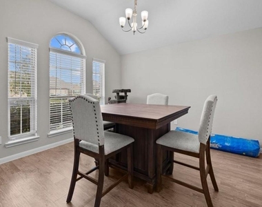 689 Forest Bend Lane - Photo Thumbnail 2