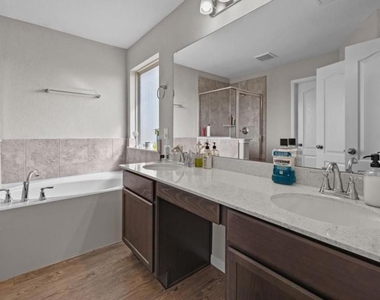 689 Forest Bend Lane - Photo Thumbnail 10