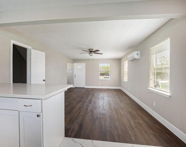 517 Center Street - Photo Thumbnail 9