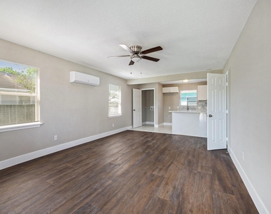 517 Center Street - Photo Thumbnail 7