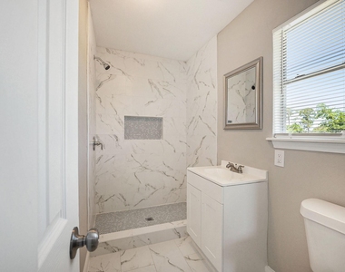 517 Center Street - Photo Thumbnail 4