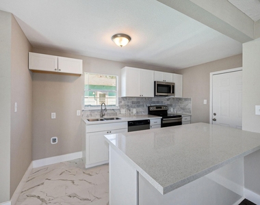 517 Center Street - Photo Thumbnail 5
