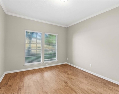 1011 Wentworth Drive - Photo Thumbnail 4