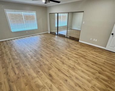 290 Wilcrest Drive - Photo Thumbnail 11
