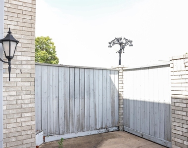 290 Wilcrest Drive - Photo Thumbnail 4