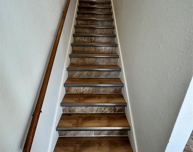 290 Wilcrest Drive - Photo Thumbnail 10