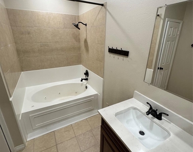 290 Wilcrest Drive - Photo Thumbnail 16