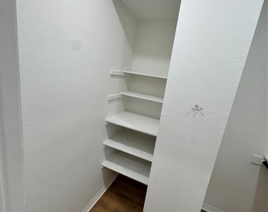290 Wilcrest Drive - Photo Thumbnail 14