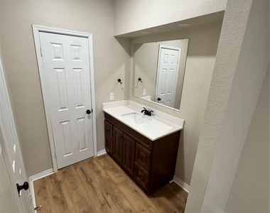 290 Wilcrest Drive - Photo Thumbnail 15