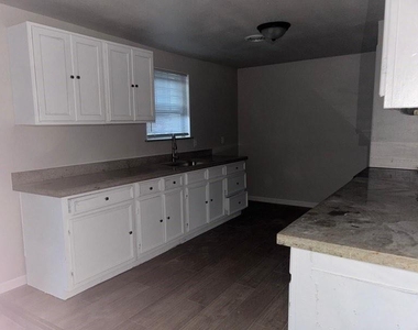 3155 Roberts Street - Photo Thumbnail 4