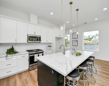 2434 Harrington Street - Photo Thumbnail 5