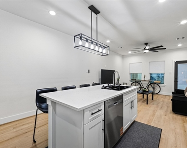 712 Delano Street - Photo Thumbnail 15