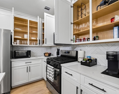 712 Delano Street - Photo Thumbnail 8