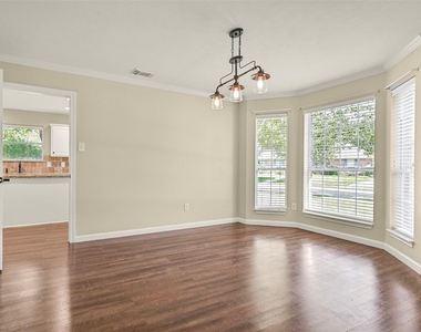 313 Winding Oak Lane S - Photo Thumbnail 20