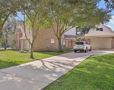 313 Winding Oak Lane S - Photo Thumbnail 3