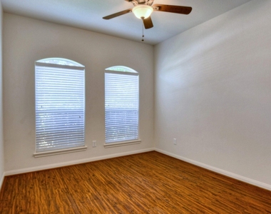 974 Gowan Drive - Photo Thumbnail 17