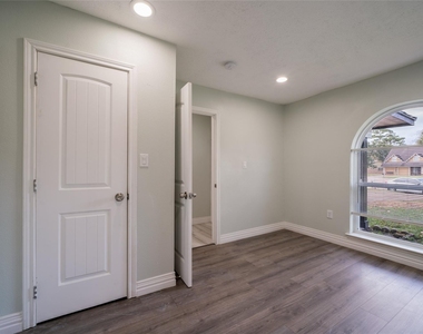 7115 Shady Moss Lane - Photo Thumbnail 4