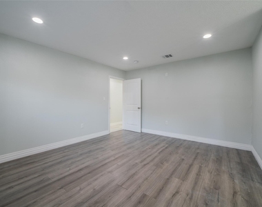 7115 Shady Moss Lane - Photo Thumbnail 13