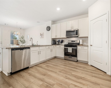 8202 Leisure Point Drive - Photo Thumbnail 15