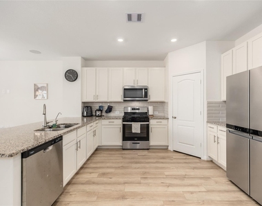 8202 Leisure Point Drive - Photo Thumbnail 14