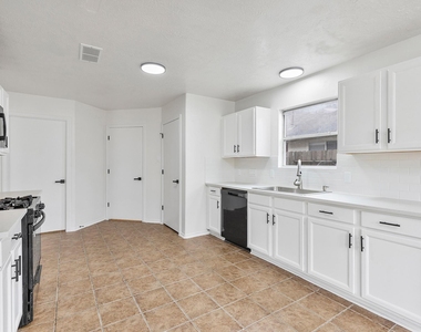9031 Aspen Trace Lane - Photo Thumbnail 11