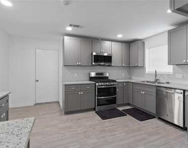 500 Shirleen Drive - Photo Thumbnail 9