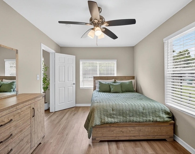 5233 Higgins Street - Photo Thumbnail 2