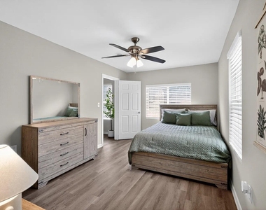 5233 Higgins Street - Photo Thumbnail 17