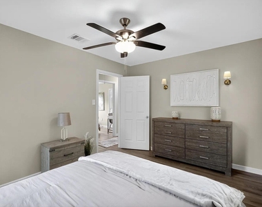 5233 Higgins Street - Photo Thumbnail 14