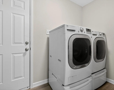 5233 Higgins Street - Photo Thumbnail 18
