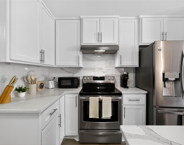 5233 Higgins Street - Photo Thumbnail 4