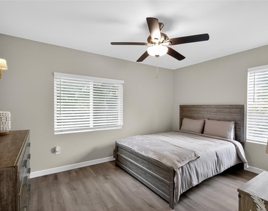 5233 Higgins Street - Photo Thumbnail 15