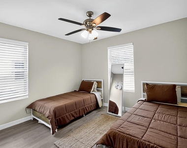 5233 Higgins Street - Photo Thumbnail 13