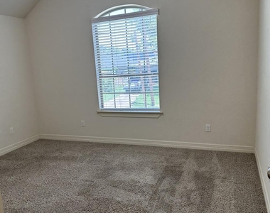 210 S Tesch - Photo Thumbnail 14
