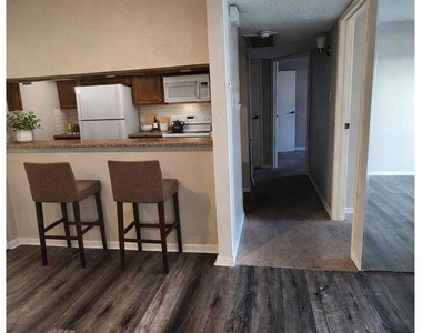 2818 S Bartell Drive - Photo Thumbnail 3