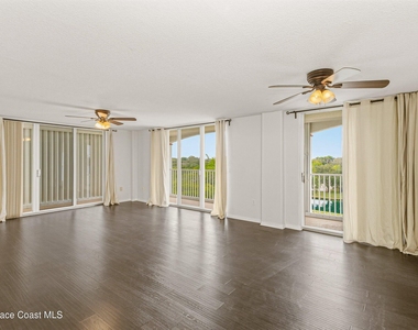 800 Del Rio Way - Photo Thumbnail 9
